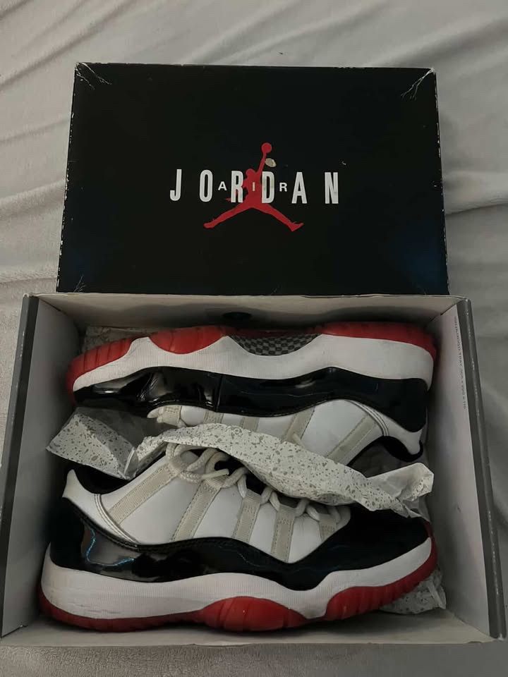 Jordan 11s Low Size 8.5