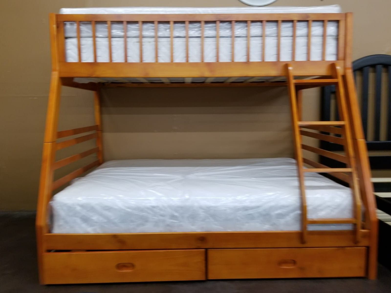 Solid wood Twin/full bunkbed with two mattresses