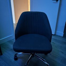 Wide office chair