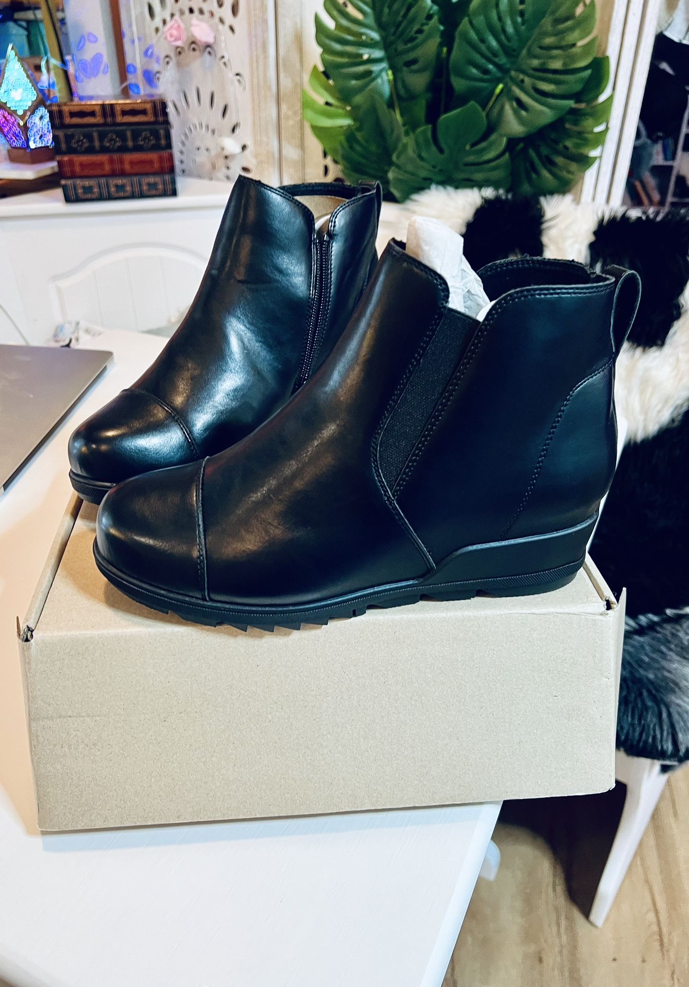 NIB WOMEN’S EDGE BOOTIES 9