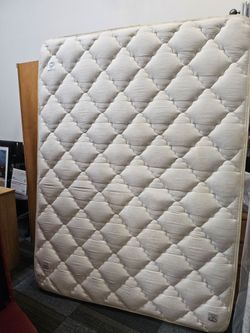 QUEEN BED, MATTRESS, BOXSPRING SET USED....LIKE NEW (HOME47)