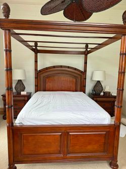 Beautiful Cindy Crawford home Bedroom set ( deliver available