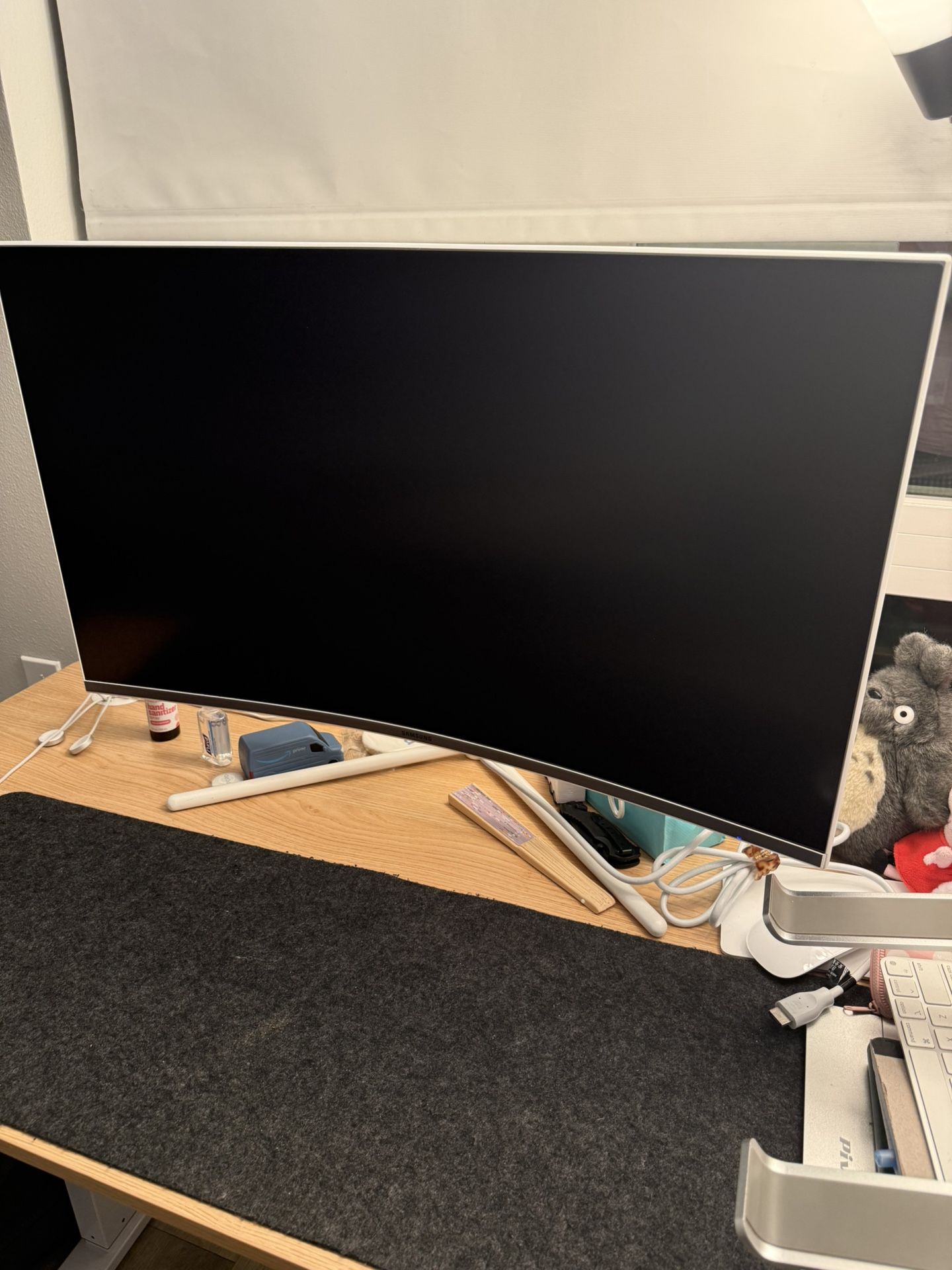 Samsung UR59 Series 32-Inch ViewFinity 4K UHD (3840x2160) Curved Monitor, HDMI, DisplayPort, 3-Sided