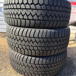 Beautiful set of 4 good year tires 255/60/18