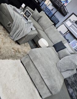 NEW SECTIONAL W OTTOMAN