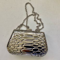 NEW Silver Tone Polished Metal Clutch Glint Anaconda Pattern Chain Strap Crossbody Purse