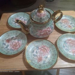 Tea Pot With Serving Plates( Cup Size Plates)