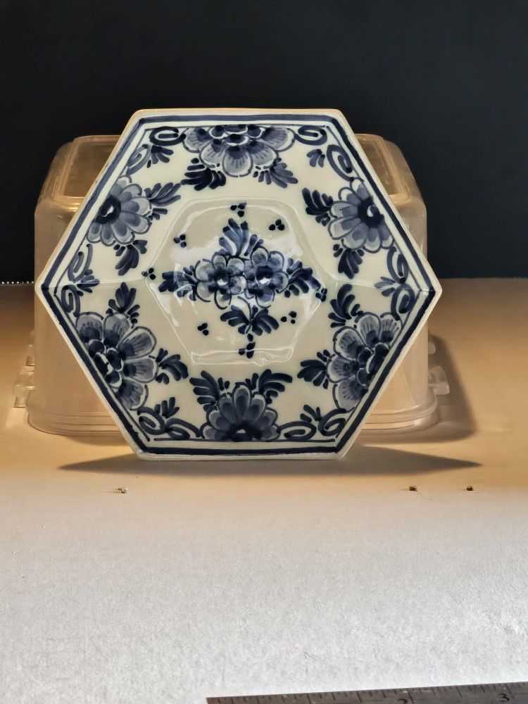 VTG Delft hexagon trinket dish, handpainted in Holland