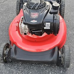YARD MACHINE GAS LANW MOWER LIKE NEW 