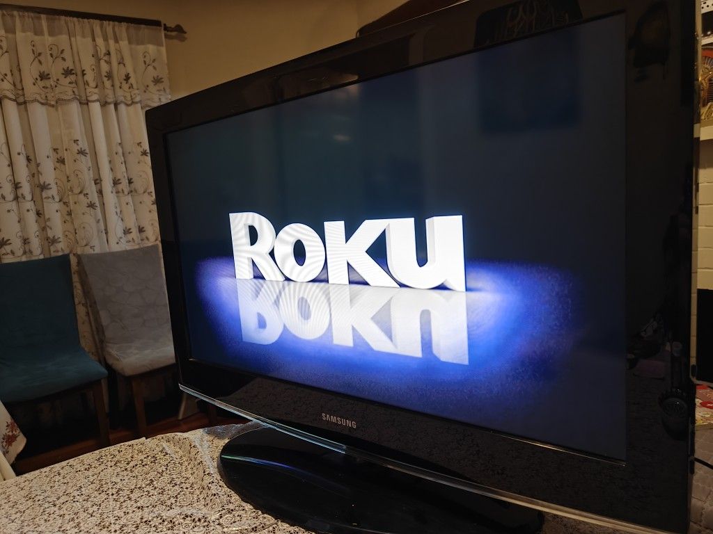 TV Samsung Non Smart and Roku 1 Box