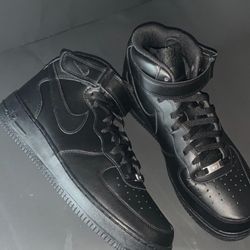Nike Air Force 1 (Mid Top) 