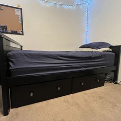 Twin Beds And Drawers 