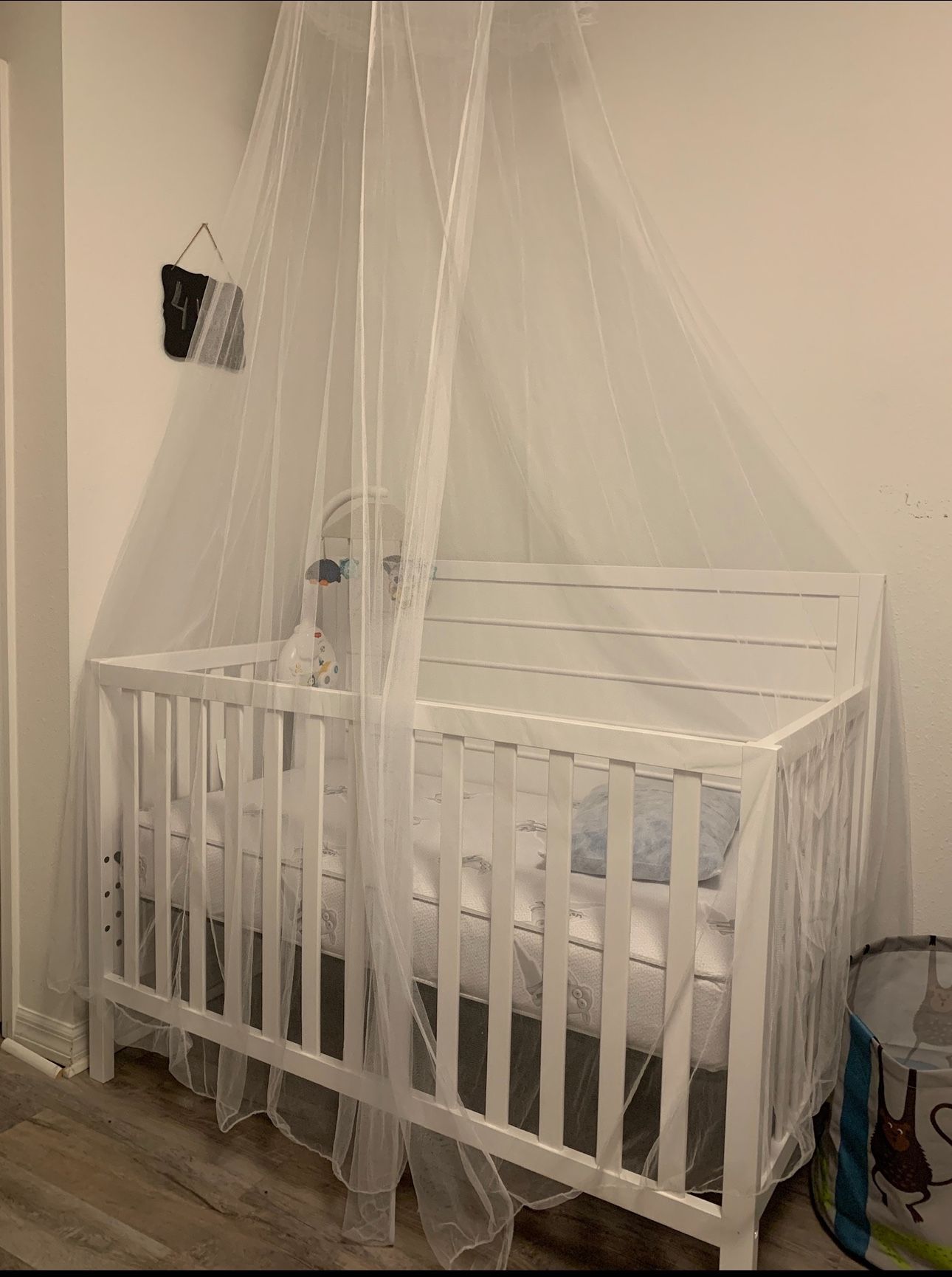 Carter's by DaVinci Morgan in Convertible Crib in White