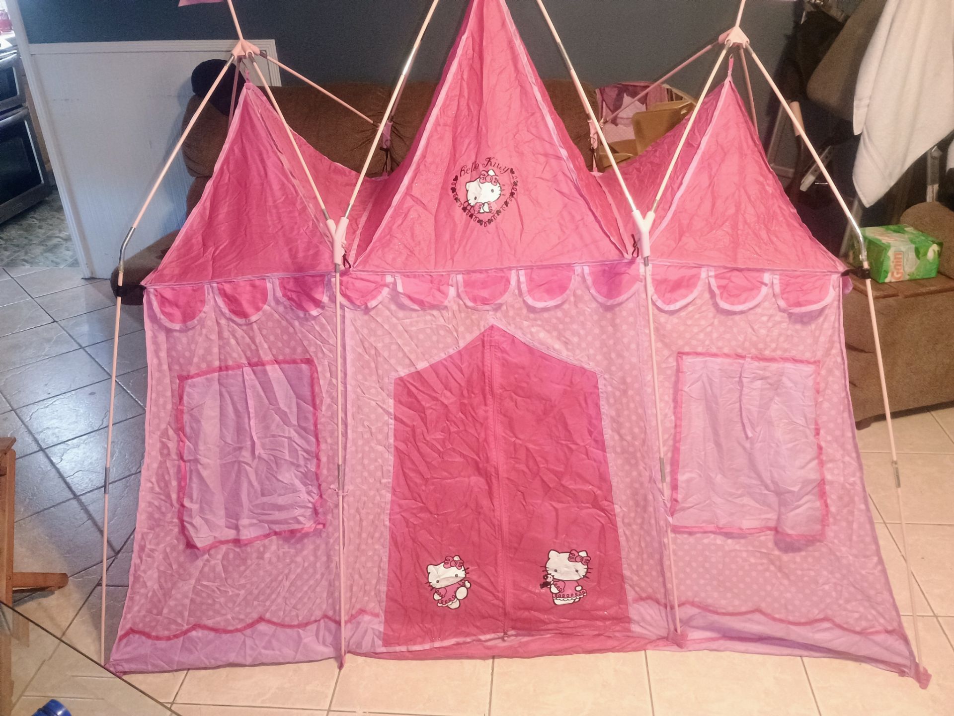 Kids castle hello Kitty collectible kids tent in good condition clean inside and out no tears