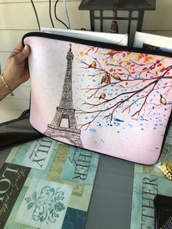 Lab top bag with Paris logo on the front