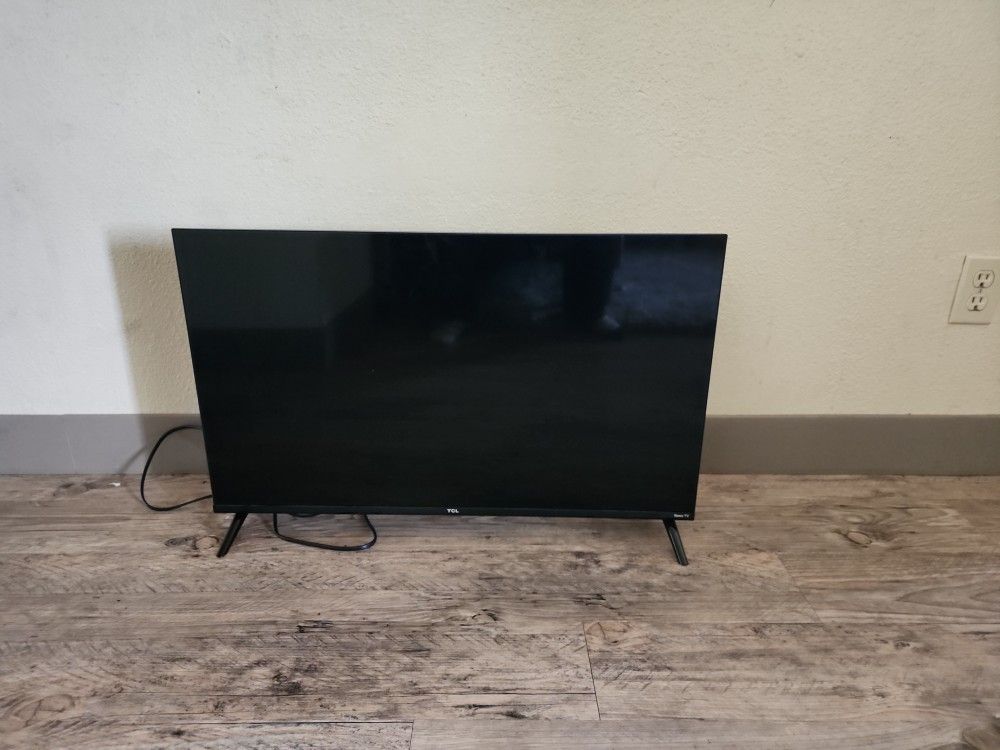 28 Inch TCL Roku TV Brand New Used Once, Comes With Controller