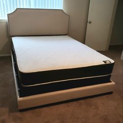 NEW Queen-Size MATTRESS and BOX SPRING. Bed frame not included👍