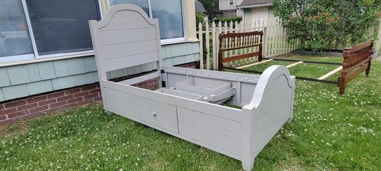 Kid's Twin 2-Drawer Bedframe
