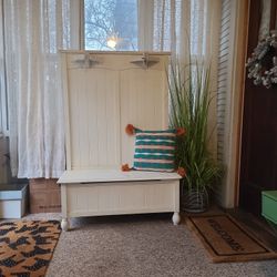 Price REDUCED! Entryway Hall Bench With Storage