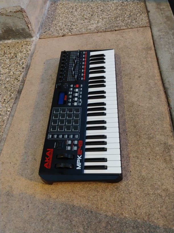 AKAI - MPK249. " POWERFUL". FUN KEYBOARD !!!
