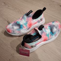 Girl's SKECHERS shoes SIZE 4 NEW