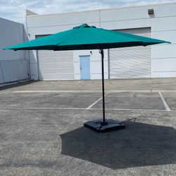 Cantilever Umbrella with 360 Rotation, includes base and weights