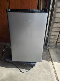 Mini refrigerator with freezer