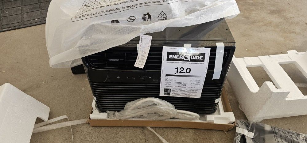 Frigidaire 8000 BTU 350 sq ft Wincow Air Conditioner with Remote Black