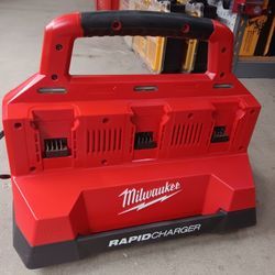 MILWAUKEE M18 PACKOUT Super Charger 1
