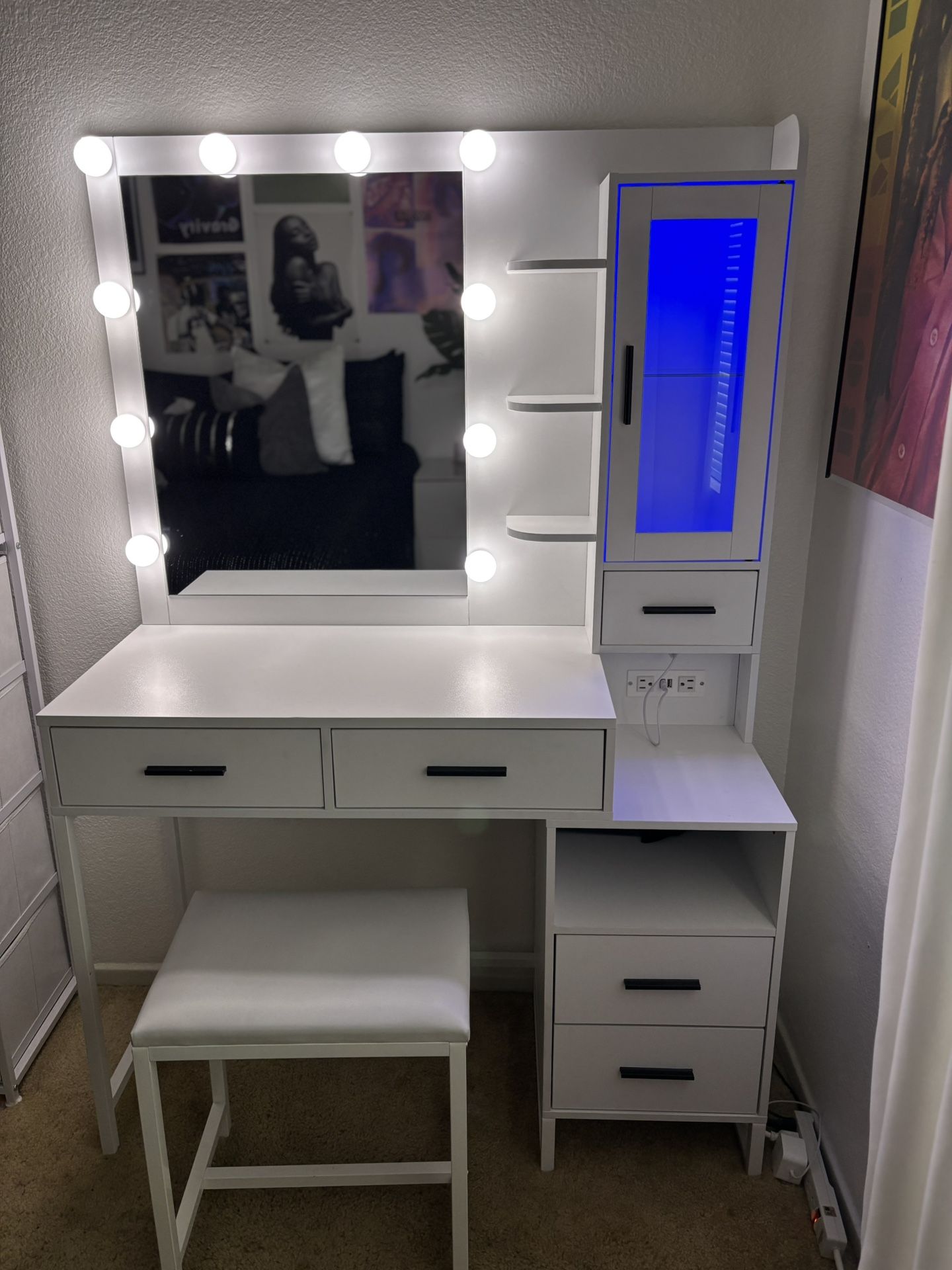 β¨ Lighted Vanity with Mirror & Stool β Excellent Condition! β¨