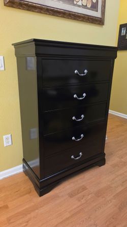 Clean and Nice Black 5-Drawer Tall Dresser.