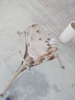 +1                         The item shown is a RIDGID 40-A Portable Tristand Yoke Vise
