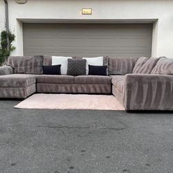 Huge Grey Sectional Couch Sleeper Sofa From Ashely Furniture In Excellent Condition - FREE DELIVERY 🚛