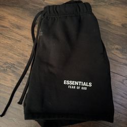 Black essential shorts 