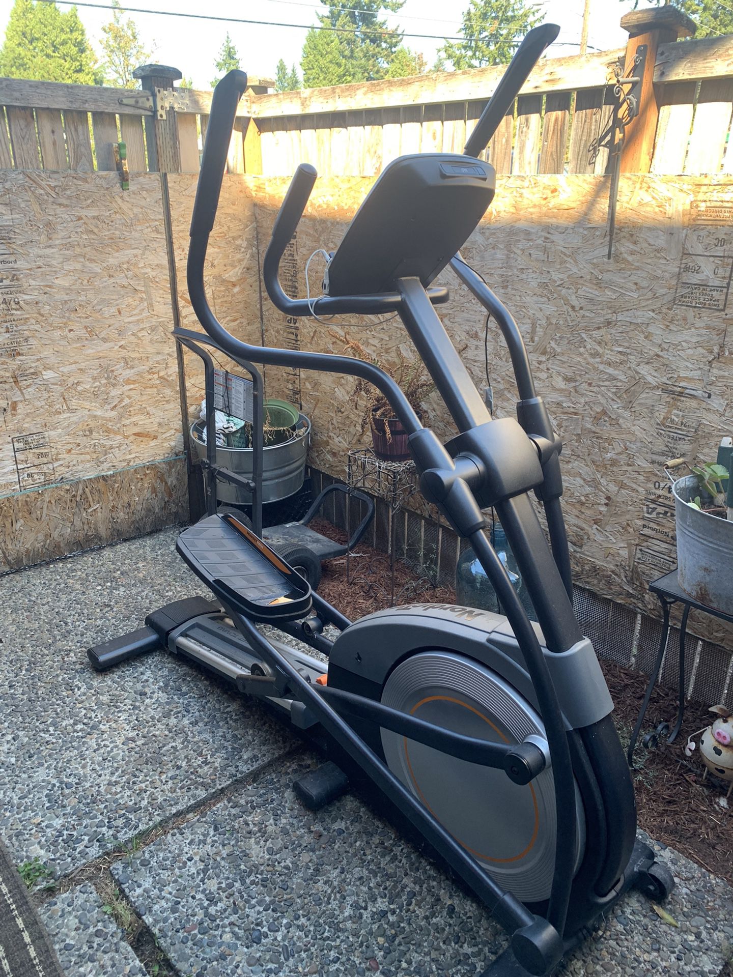 NordicTrack E 6.7 Elliptical - Target and Tone as you Train