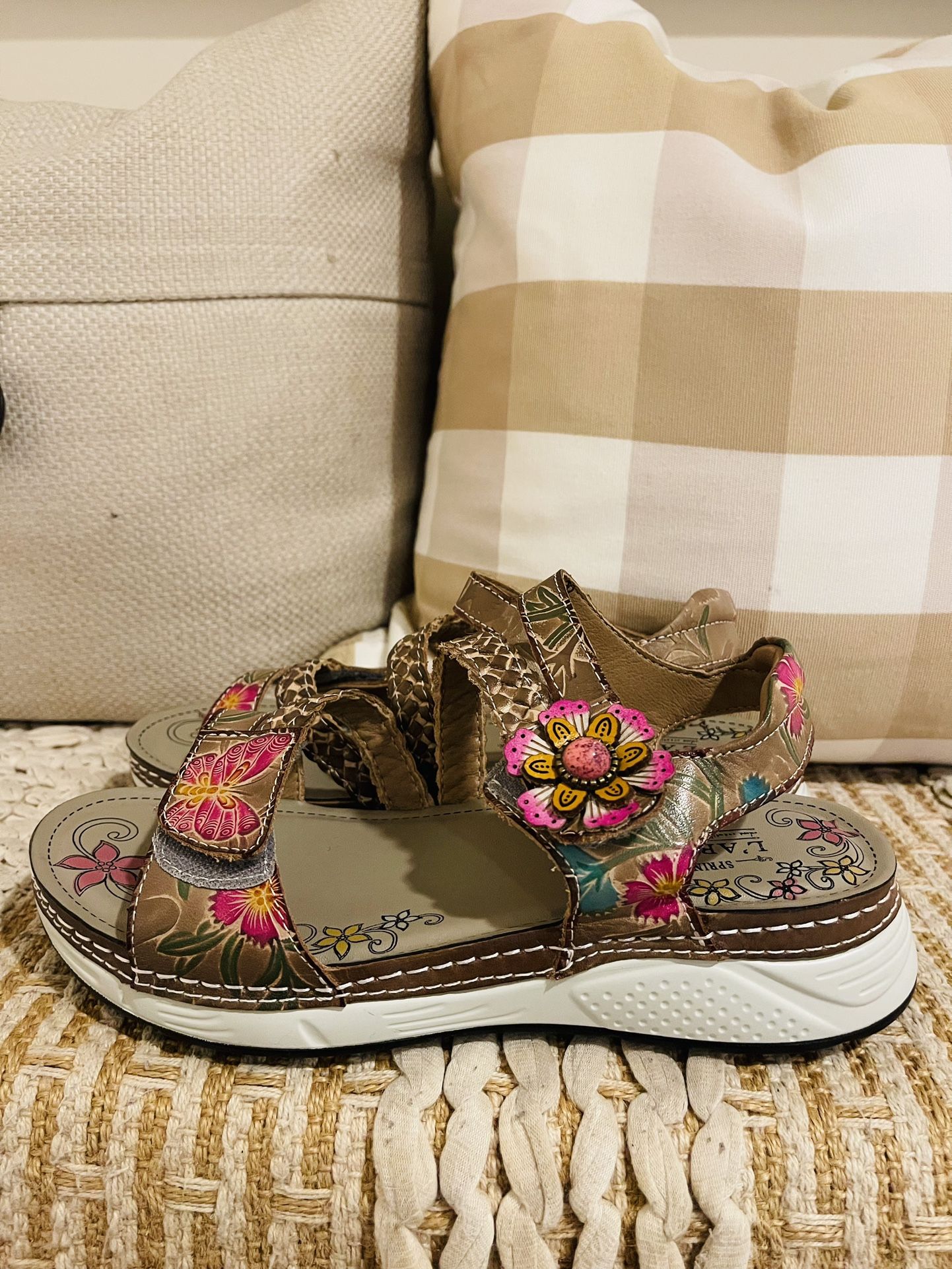 Women’s L'artist Article Brissa Grym Floral Gray Leather Sandals Size 39 US 8.5