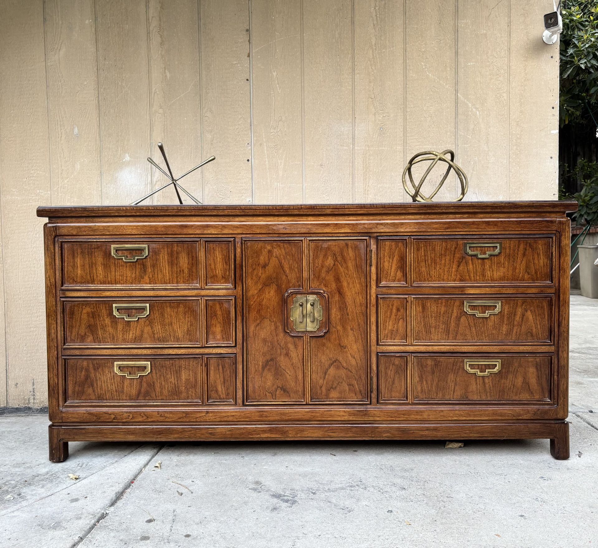 Beautiful Mid century dresser, console or credenza by Thomasville mystique