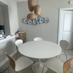 White Dining Table + 5 Stile Chairs