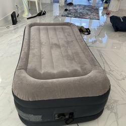 Twin Deluxe Airbed W/ Built In Pump