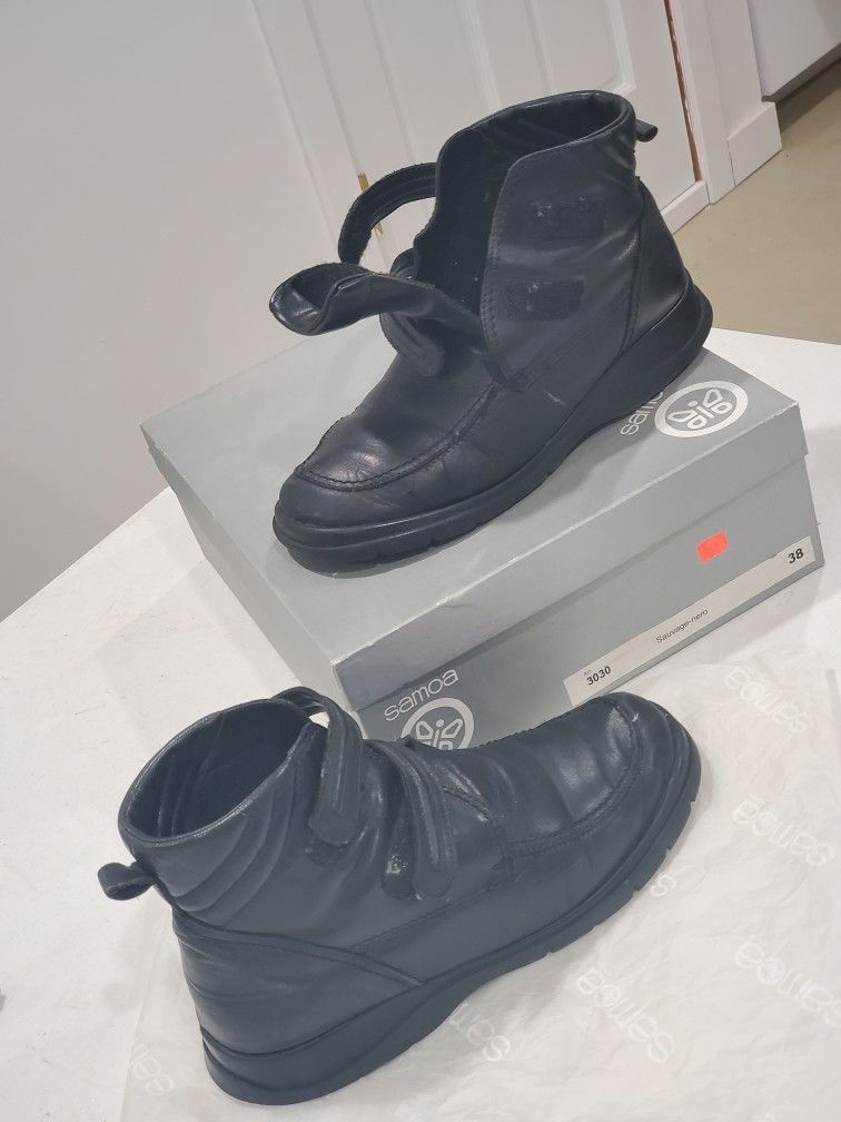 SAMOA LEATHER ANKLE boots fur INSULATED Velcro WOMEN Italy Sz 38 US 8 Black in box.
Beautiful & comfortable black leather with faux fur lining & velc