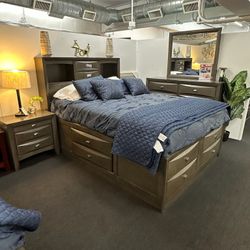 Queen Size Bed Frame / Mattress Included.    Cama Queen Size / Colchon Incluido 