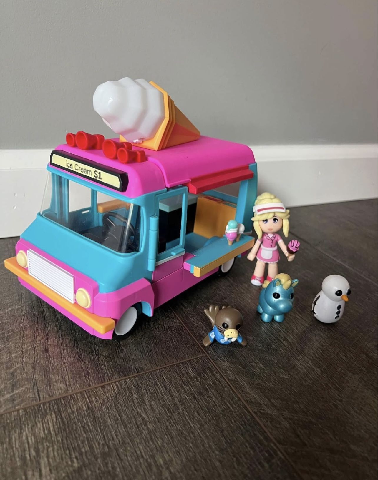 Adopt Me Ice Cream Truck with Mini Figures