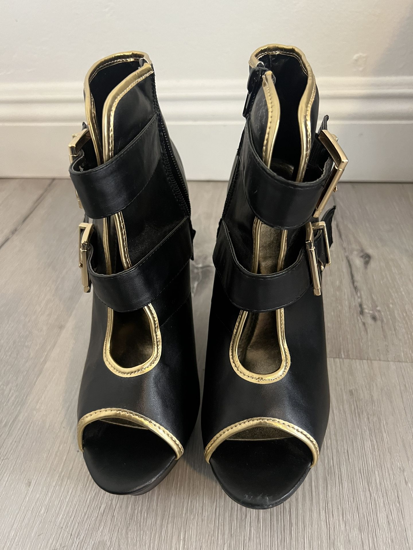 City Snappers Size 9 Women’s Black and gold buckled platform/wedges/ heels.