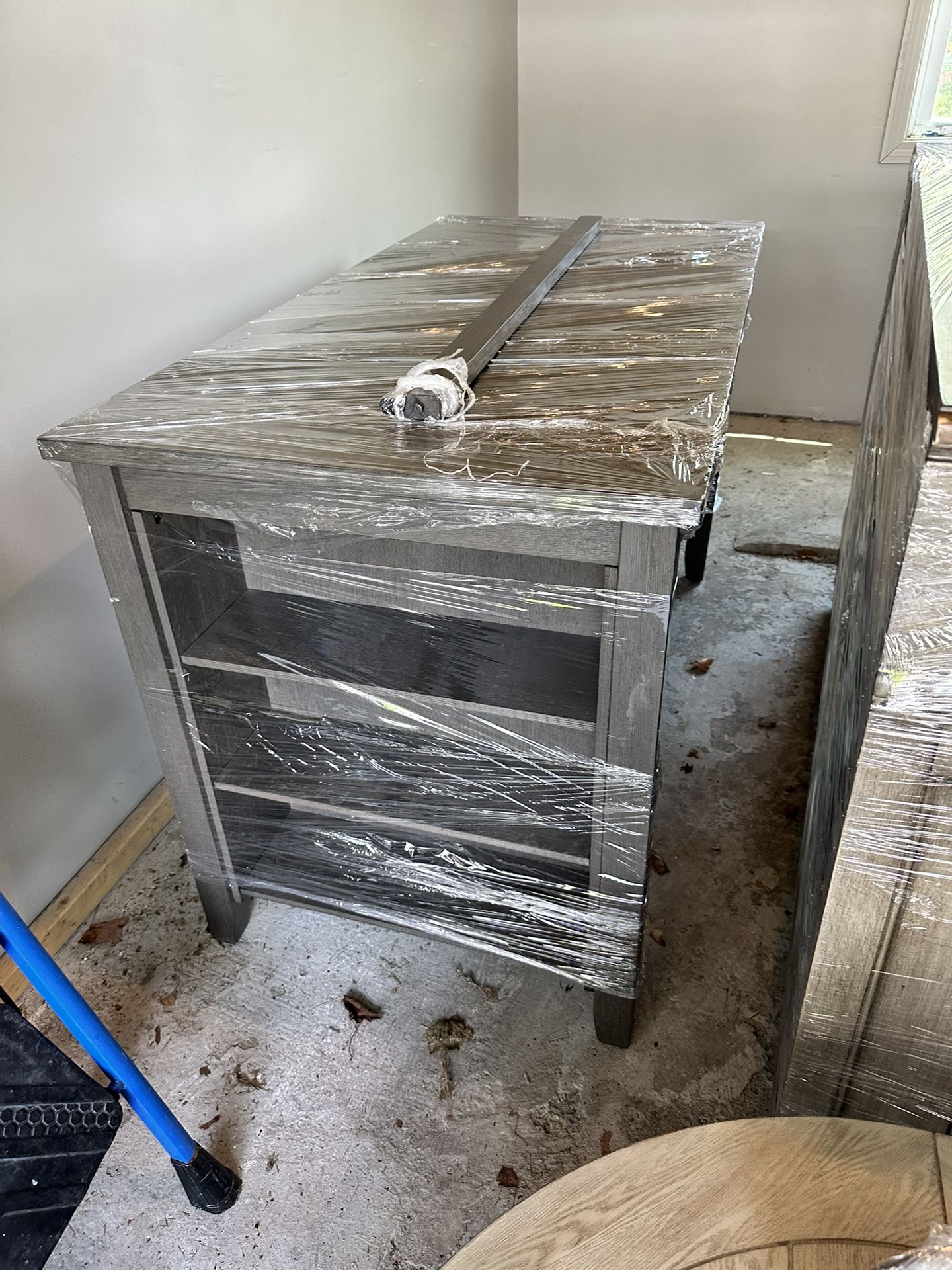 Movable Island With 4 Stools