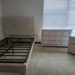 Paxberry Queen Bed set plus metal frame