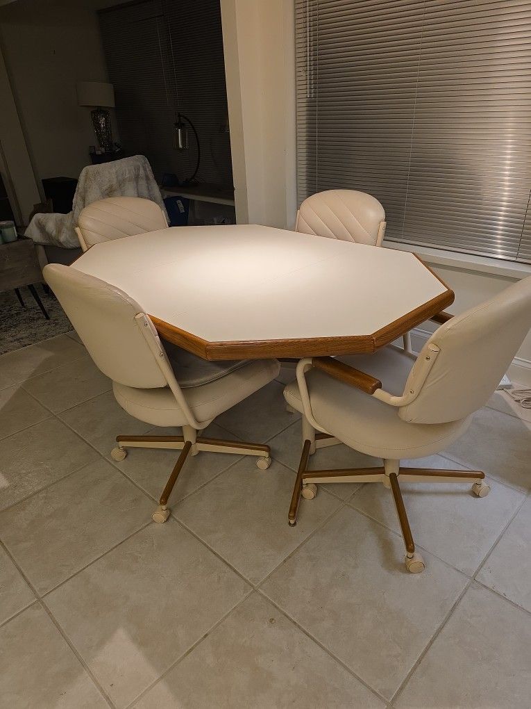 NEEDS TO GO ASAP - Dining Set - Extendable Table & 4 Chairs