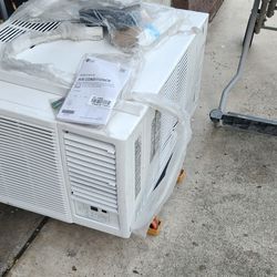 New 18000BTU air conditioner with heat 220v 