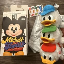 (Authentic)  Mickey Family Cute Together Keychain (SECRET)