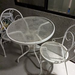 White iron Table And Chairs