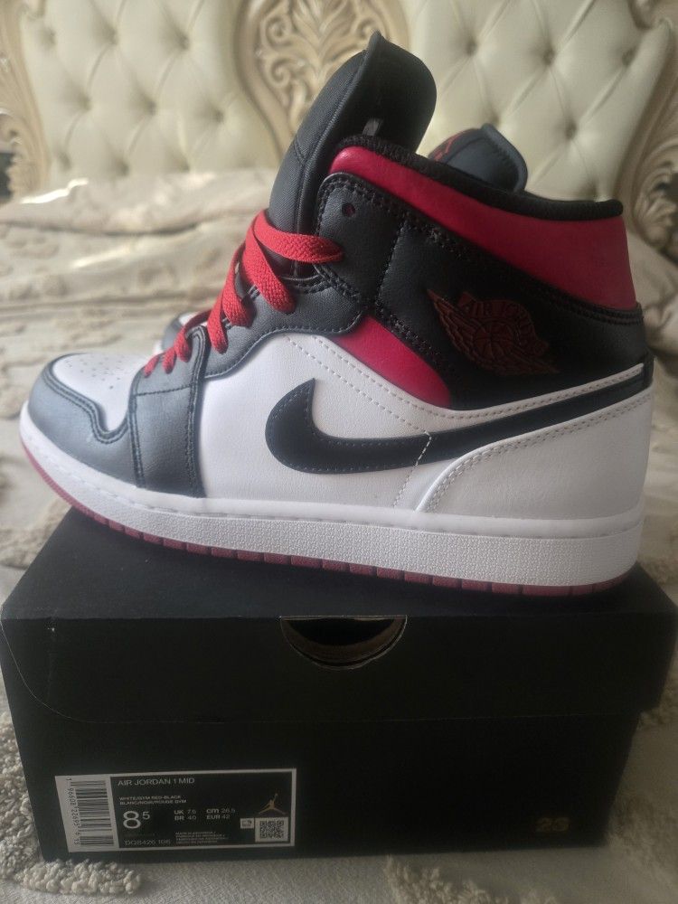 Jordan 1 Mid...8.5